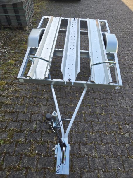 Kipper mit zwei geraden Schienen, ideal für den Transport von Gütern.